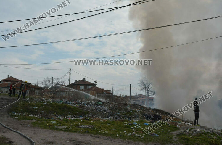 Пожар в дерето на “Република”, горят боклуци до къщите