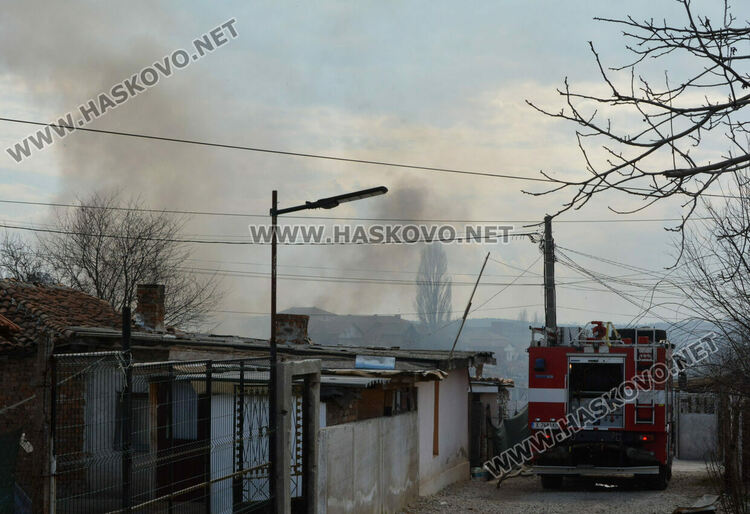 Пожар в дерето на “Република”, горят боклуци до къщите