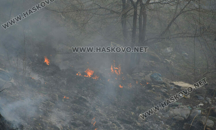 Пожар в дерето на “Република”, горят боклуци до къщите