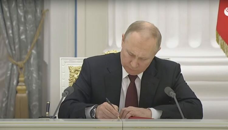 Реакциите на света на признаването от Русия на две територии в Източна Украйна за независими