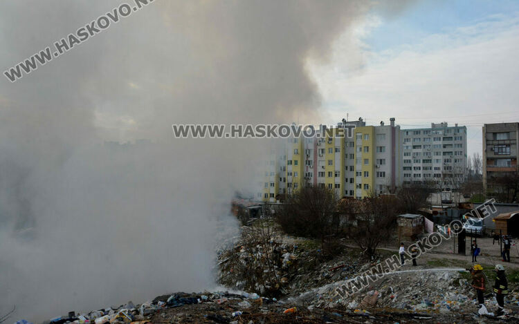 Пожар в дерето на “Република”, горят боклуци до къщите