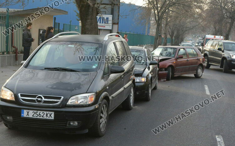 Верижна катастрофа до ПИМ заради спиране пред банкомат