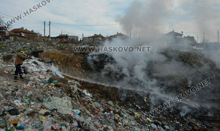 Пожар в дерето на “Република”, горят боклуци до къщите
