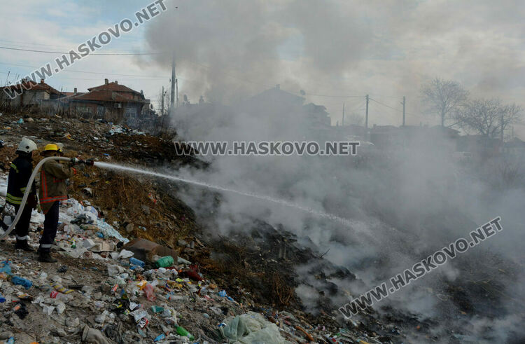Пожар в дерето на “Република”, горят боклуци до къщите