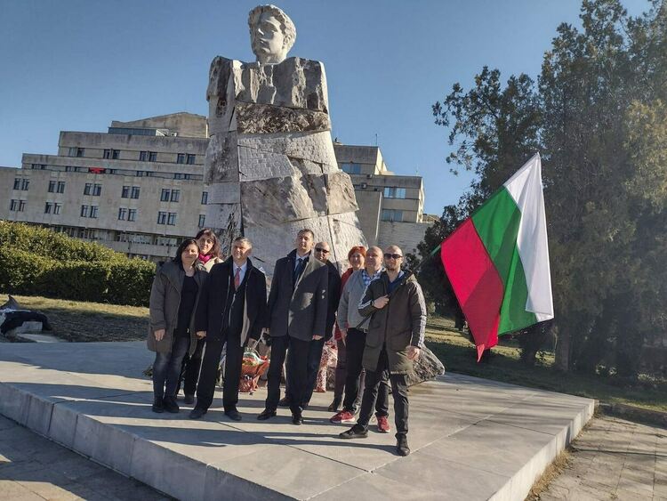 Членовете на ПП „Възраждане” от Кърджали се включват днес в протеста в София срещу сертификатите,води ги д-р Венко Вълчев