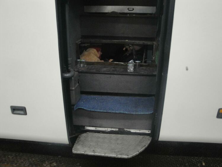 Обвинение за трафикант, скрил 25 сирийци до България в автобус.Присъда за друг, карал дрогиран нелегални