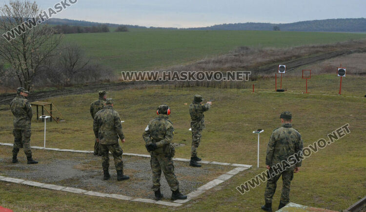 Свещеници в турнир по стрелба за 20 г. от създаването на хасковското военно формирование 