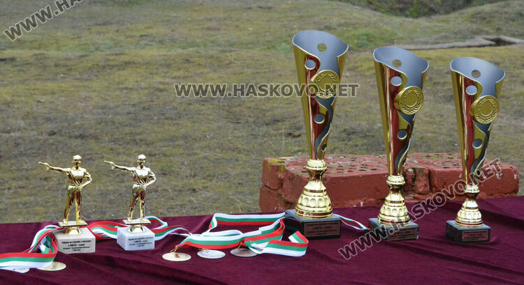 Свещеници в турнир по стрелба за 20 г. от създаването на хасковското военно формирование 