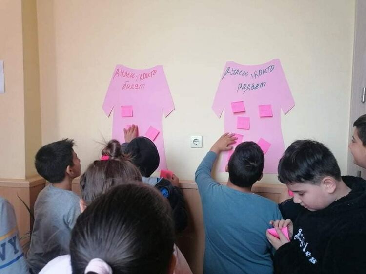 Комисията за борба с противообществените прояви на деца и учениците от Дебър отбелязаха съвместно Денят на розовата фланелка