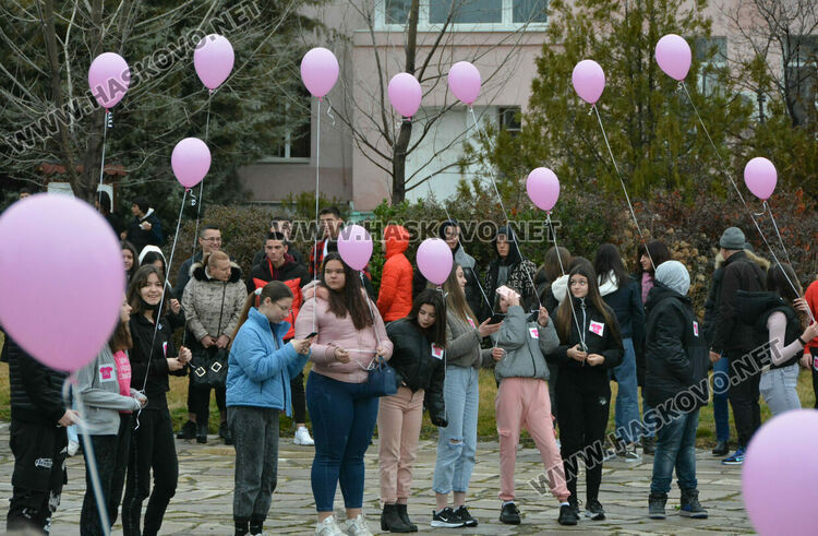 Флашмоб в ПГДС в Световния ден против тормоза в училище 