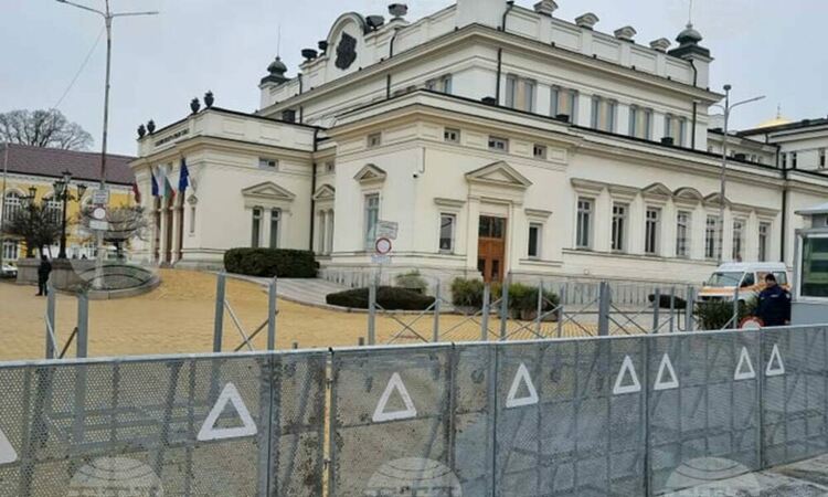 Метални ограждения и засилено полицейско присъствие около Народното събрание