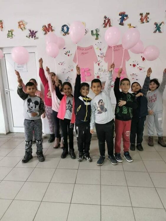 Комисията за борба с противообществените прояви на деца и учениците от Дебър отбелязаха съвместно Денят на розовата фланелка