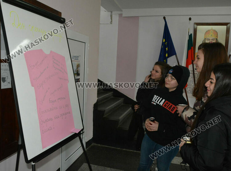 Флашмоб в ПГДС в Световния ден против тормоза в училище 