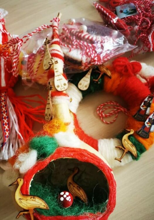 Деца дариха мартеници за благотворителния базар в подкрепа на Гого