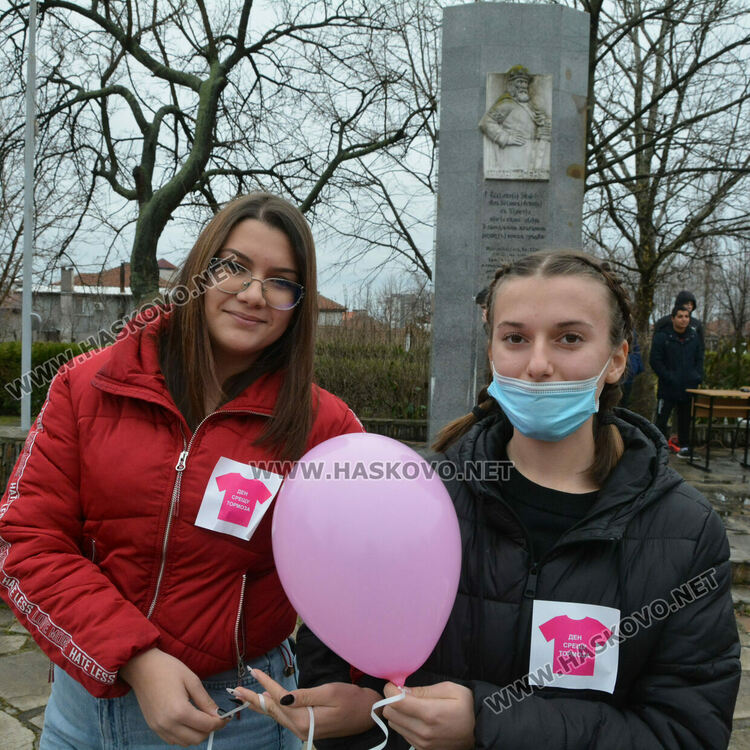 Флашмоб в ПГДС в Световния ден против тормоза в училище 