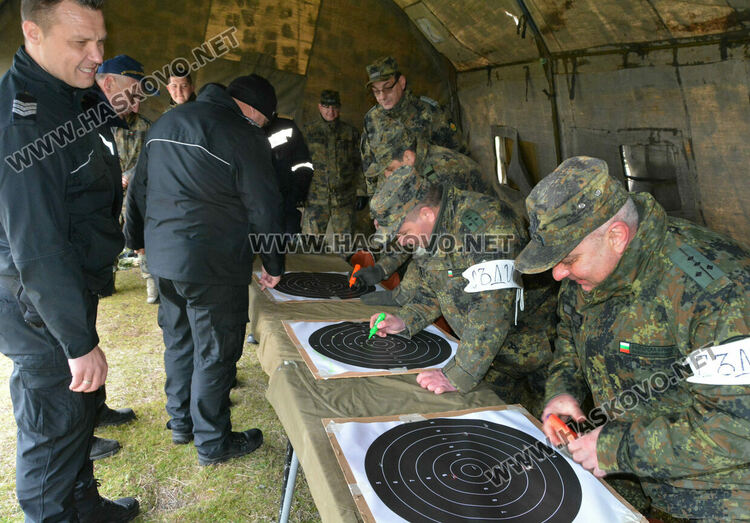 Свещеници в турнир по стрелба за 20 г. от създаването на хасковското военно формирование 