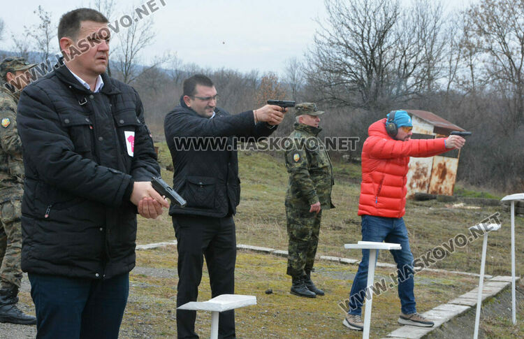 Свещеници в турнир по стрелба за 20 г. от създаването на хасковското военно формирование 