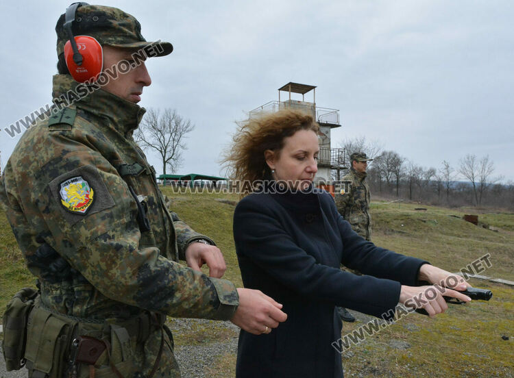 Свещеници в турнир по стрелба за 20 г. от създаването на хасковското военно формирование 