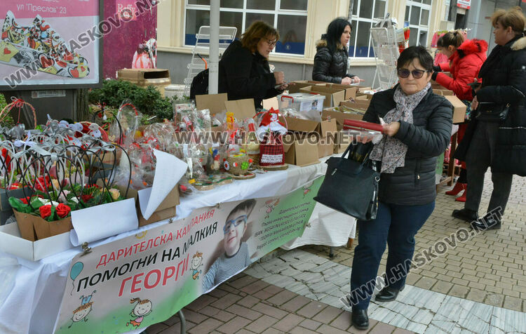 Подредиха мартенички в благотворителен базар за 3-годишния Гого