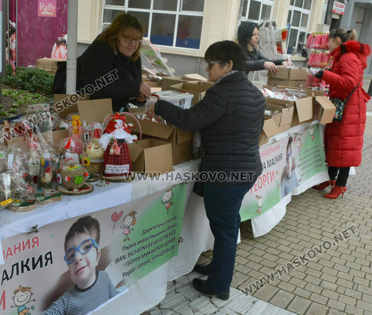 Подредиха мартенички в благотворителен базар за 3-годишния Гого