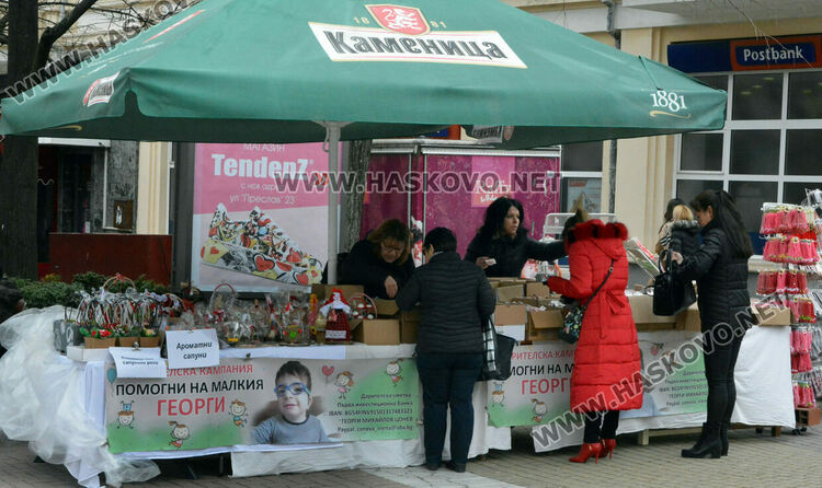 Подредиха мартенички в благотворителен базар за 3-годишния Гого