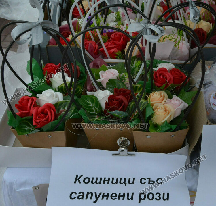 Подредиха мартенички в благотворителен базар за 3-годишния Гого