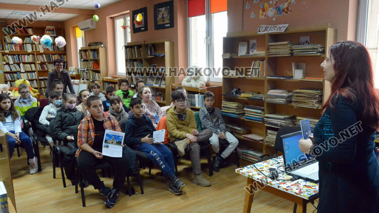 Илюстраторката Мая Бочева преплита светът на книгата и играта