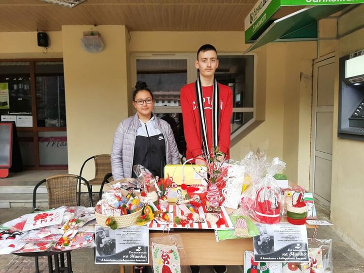 Благотворителен базар в рамките на конкурса "Баба Марта бързала, мартенички вързала" събира пари за дете в нужда