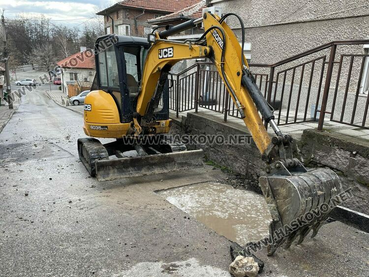Затвориха част от улица заради авария, отстраняват я в петък заради затапен кран от кола