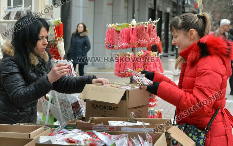 Подредиха мартенички в благотворителен базар за 3-годишния Гого