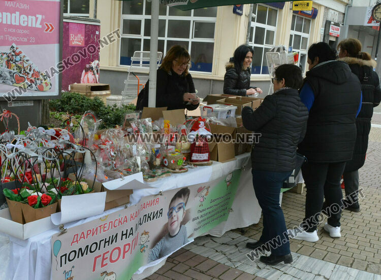 Подредиха мартенички в благотворителен базар за 3-годишния Гого