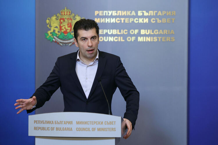 Цените на тока и природния газ за потребителите няма да се вдигат до края на март, заяви премиерът