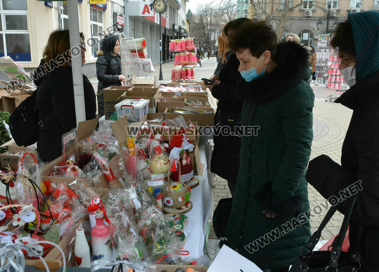 Подредиха мартенички в благотворителен базар за 3-годишния Гого