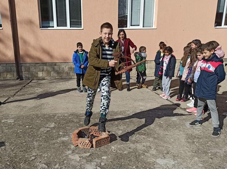 Асеновградски ученици прескачаха огън в обичая "Мартуване"