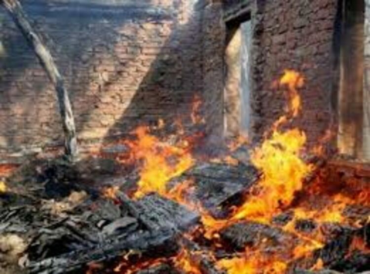 72-годишен е в тежко състояние след пожар в дома му