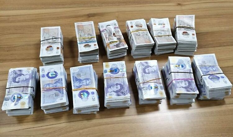 Откриха валута за близо 235 000 лв. под седалка на камион