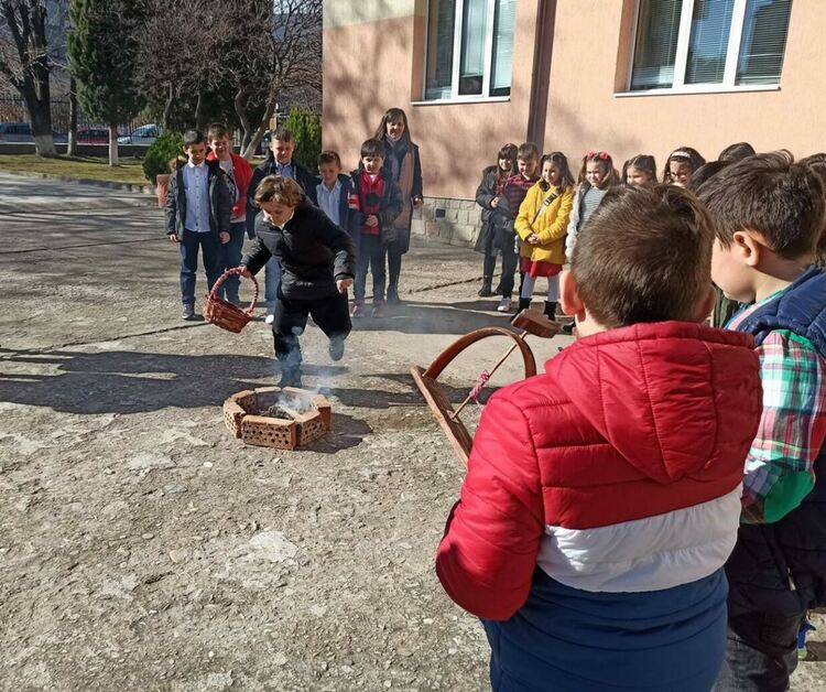 Асеновградски ученици прескачаха огън в обичая "Мартуване"