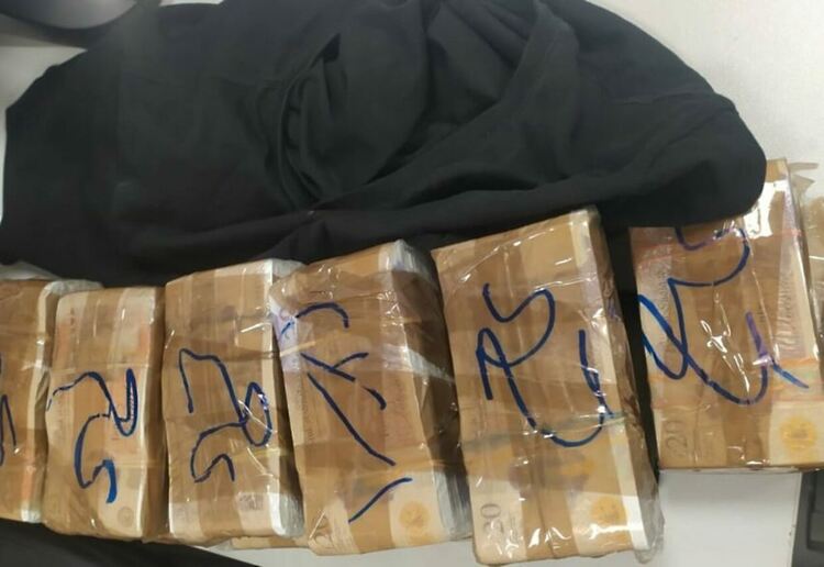 Откриха валута за близо 235 000 лв. под седалка на камион