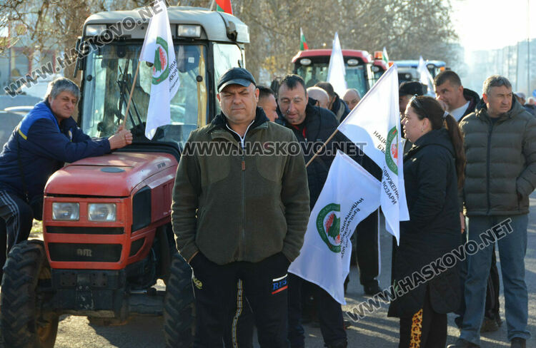 Протест на лозари блокира път, искат увеличение на субсидията от 30 на 300 лева