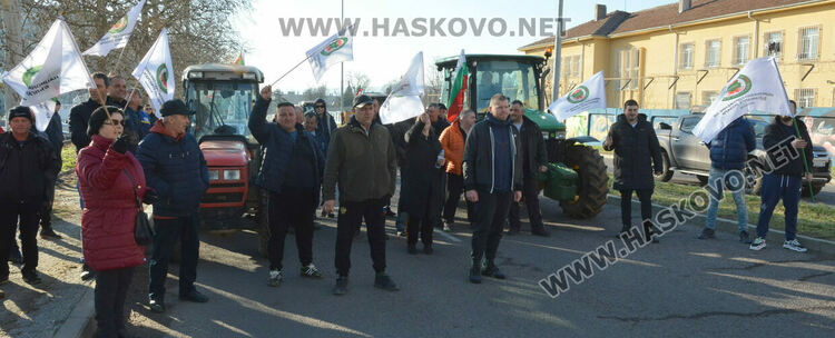 Протест на лозари блокира път, искат увеличение на субсидията от 30 на 300 лева