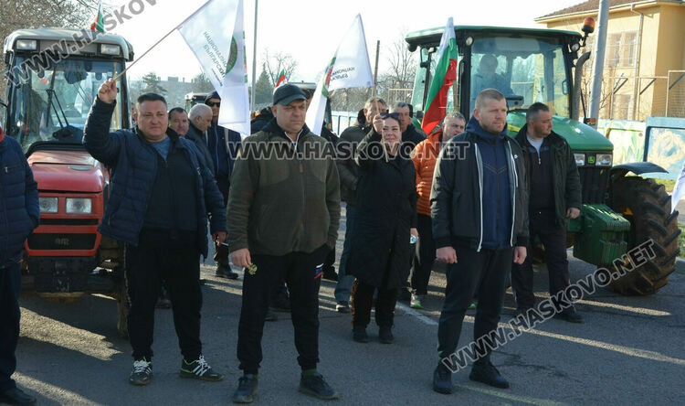 Протест на лозари блокира път, искат увеличение на субсидията от 30 на 300 лева