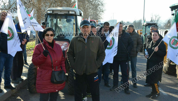 Протест на лозари блокира път, искат увеличение на субсидията от 30 на 300 лева
