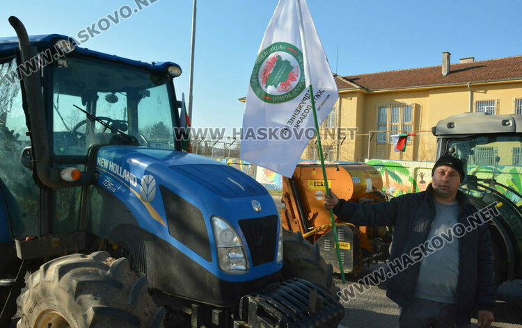 Протест на лозари блокира път, искат увеличение на субсидията от 30 на 300 лева