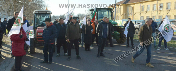Протест на лозари блокира път, искат увеличение на субсидията от 30 на 300 лева