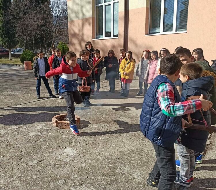 Асеновградски ученици прескачаха огън в обичая "Мартуване"
