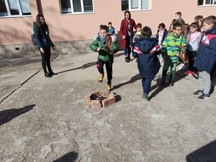 Асеновградски ученици прескачаха огън в обичая "Мартуване"