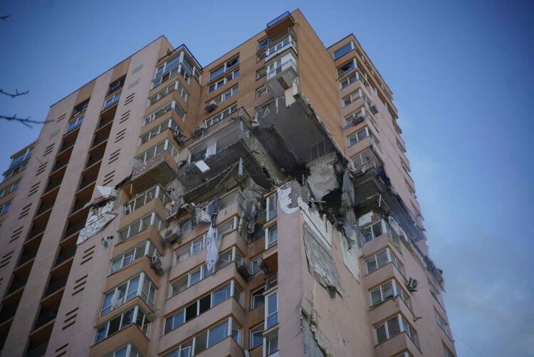 Публикуваха видео на ракетния удар по жилищен блок в Киев