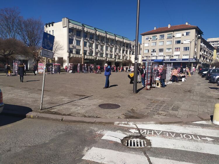 Търговци на мартеници окупираха днес площад „Освобождение”,кърджалийци купуваха  и за близки в Турция