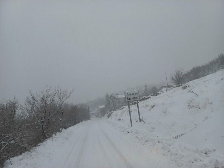 Четири машини чистят снега по високите асеновградски села