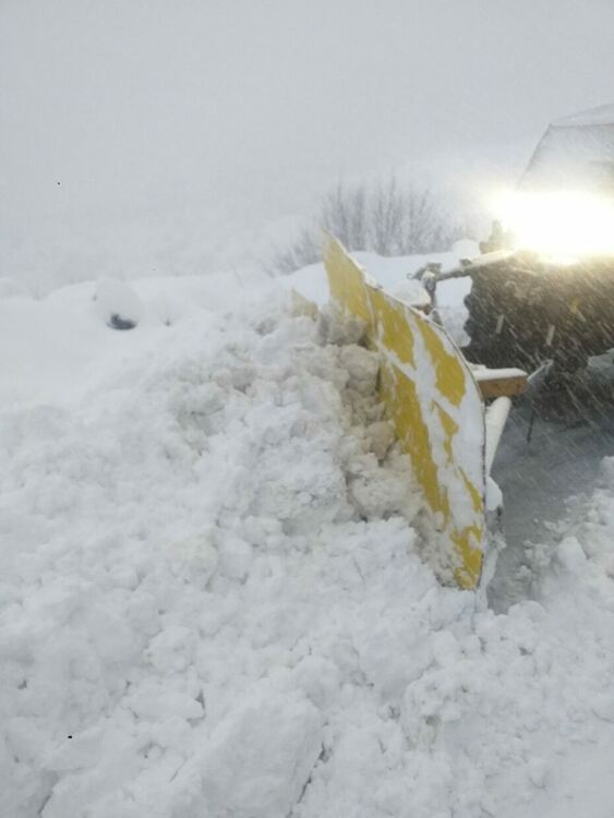 Четири машини чистят снега по високите асеновградски села